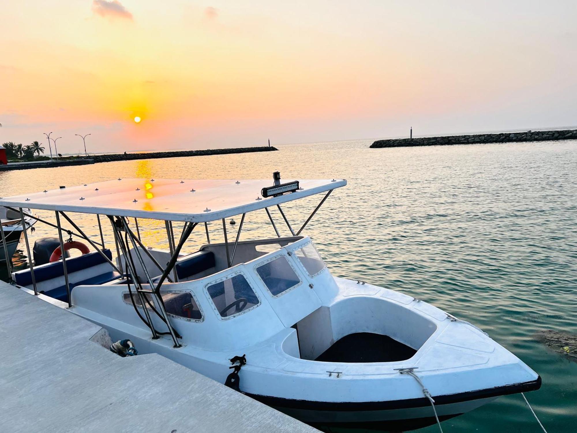 White Tern Maldives Hotell Maamigili Exteriör bild